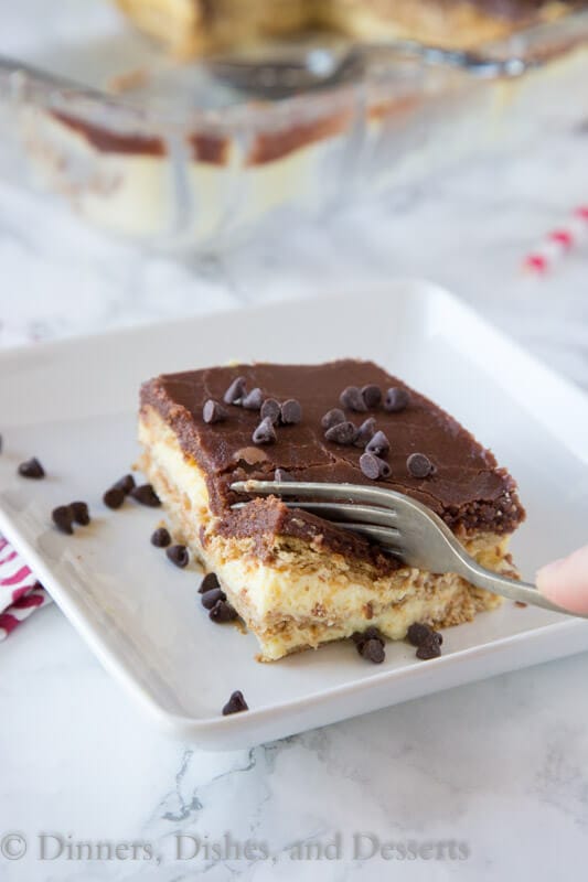 Boston Cream Pie Ice Box Cake - all the flavors of the infamous Boston Cream Pie in a quick and easy ice box cake. Great for those hot days when you don't want to turn on the oven, or when you just don't want to do all the work!