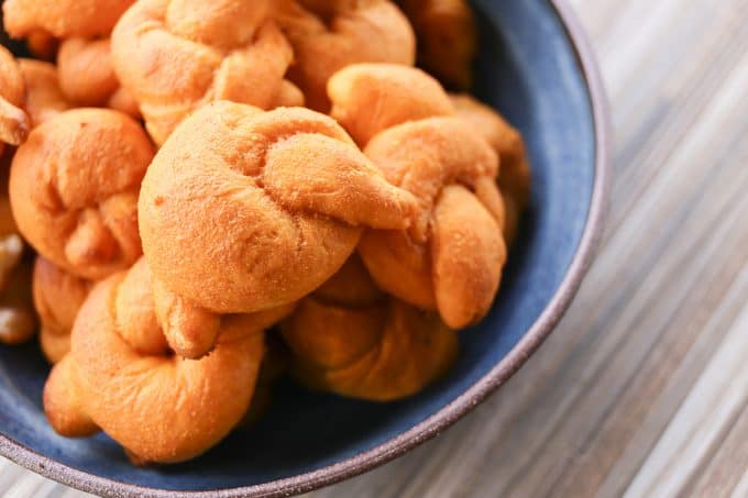 Buffalo Garlic Knots: tender, three bite sized spicy Buffalo Garlic Knots from foodiewithfamily.com