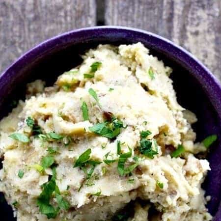 Caramelized Onion and Butter Mashed Potatoes. Velvety, rich, smooth and packed with flavour. foodiewithfamily.com #butter #potatoes