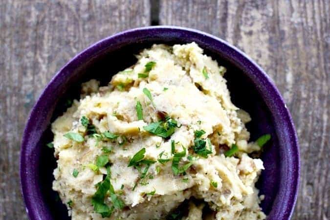 Caramelized Onion and Butter Mashed Potatoes. Velvety, rich, smooth and packed with flavour. foodiewithfamily.com #butter #potatoes