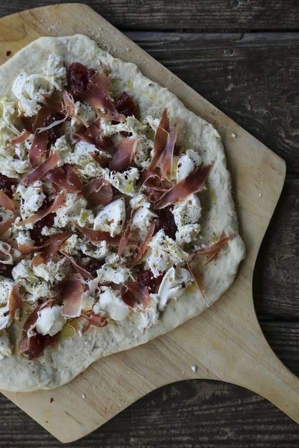 Figgy Pig Pizza - Tuscan Style Prosciutto, fig jam, and greens pizza from foodiewithfamily.com #client #DaVinciStoryteller