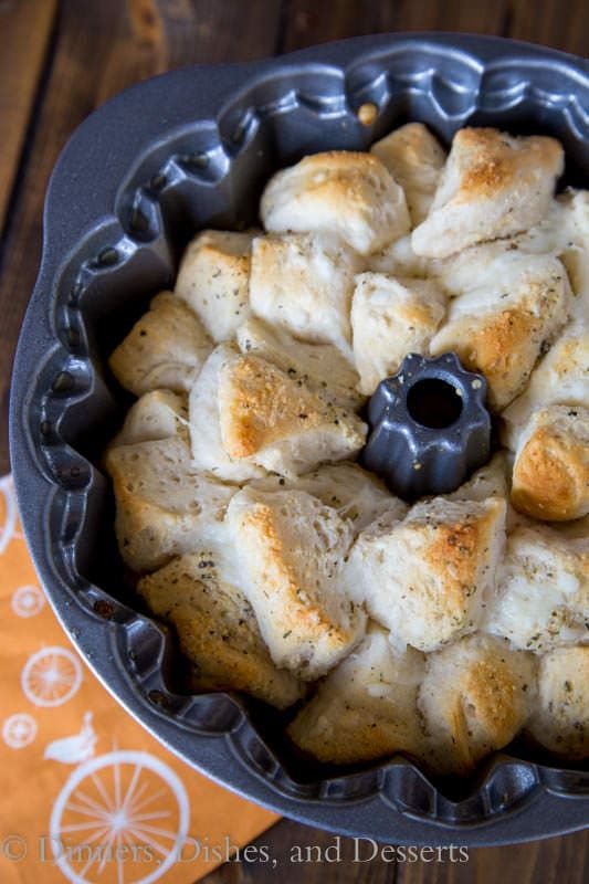 Cheesy Garlic Pull Apart Bread {Dinners, Dishes, and Desserts}