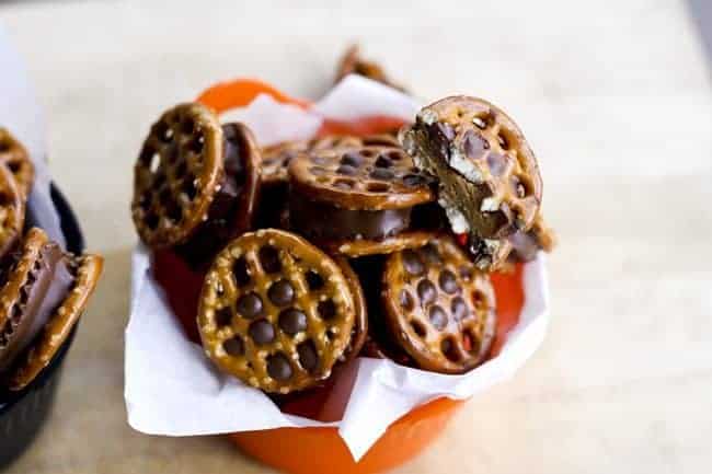 2-ingredient Reese's Pretzel Bites at www.foodiewithfamily.com