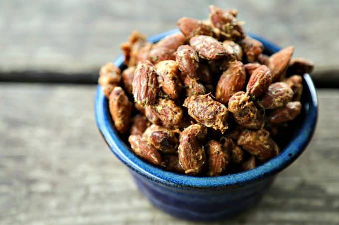 Roasted Parmesan Garlic Almonds: Super savoury, crunchy, crave-worthy, and nutritious to boot. That sounds like the perfect snack food to me!